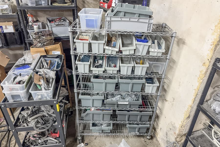 Sortimentsregal mit Inhalt: Befestigungsmaterial, fahrbar