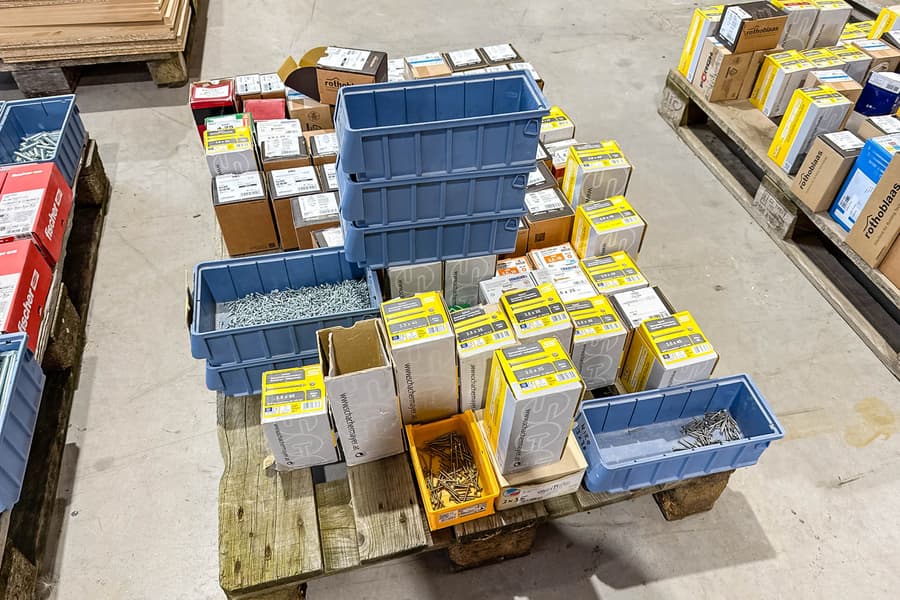 Palette mit Befestigungsmaterial