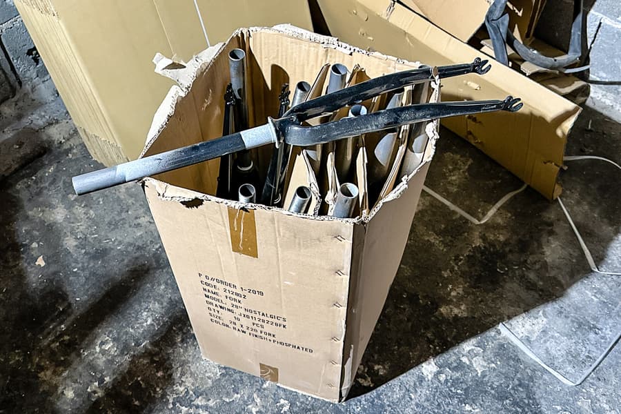 Karton mit Fahrradgabeln