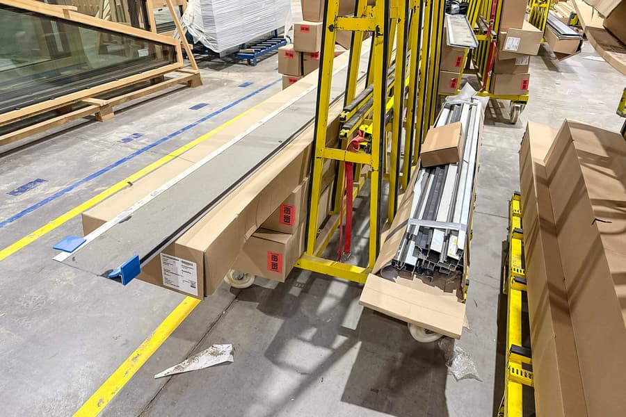 Transportwageninhalt: Fensterbaubedarf