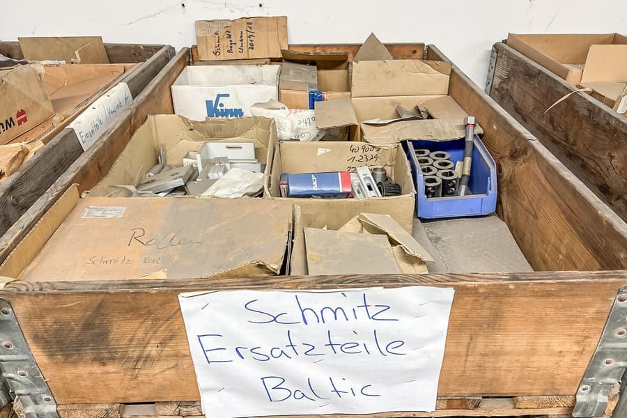 Palette mit Ersatz-Teilen