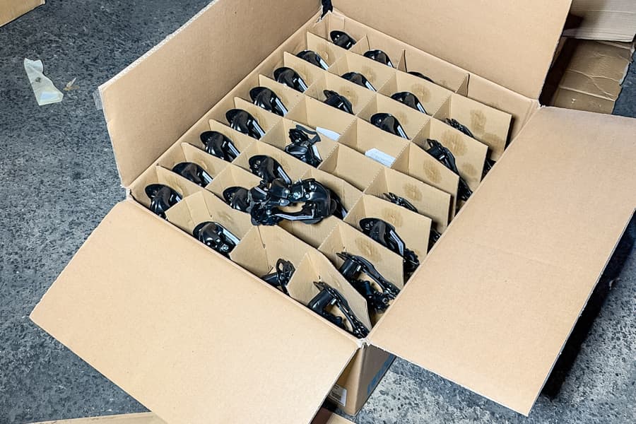 Karton mit Schaltwerken Shimano