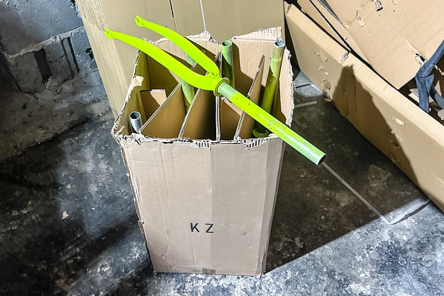 Karton mit Fahrradgabeln