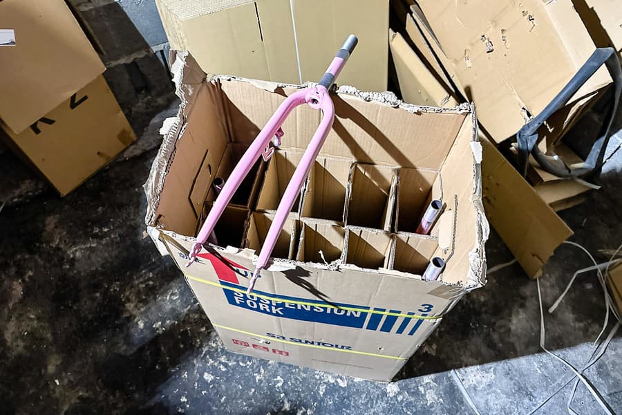 Karton mit Fahrradgabeln