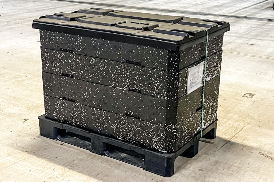 1 € Auktion: 57 stapelbare Rahmencontainer