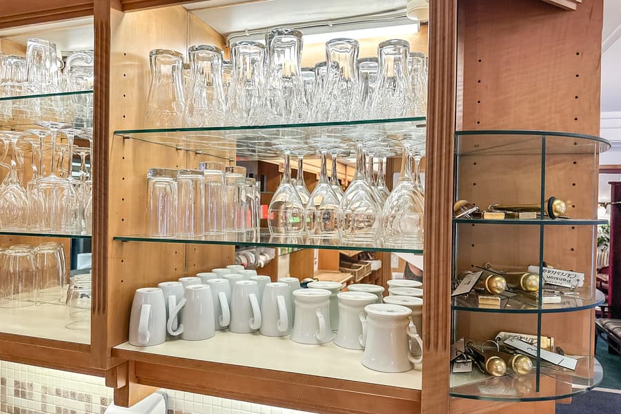 Inhalt von 3 Regalebenen: Gläser und Tassen