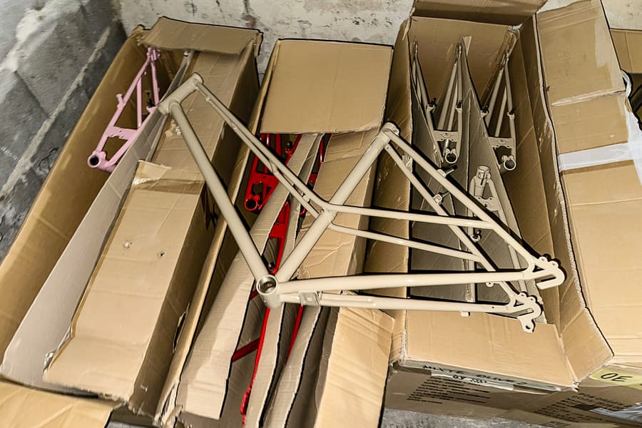 3 Kartons mit Fahrradrahmen
