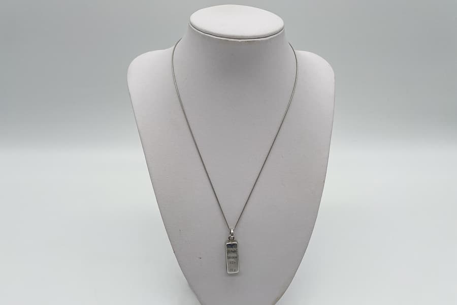 Halskette mit Silberbarren