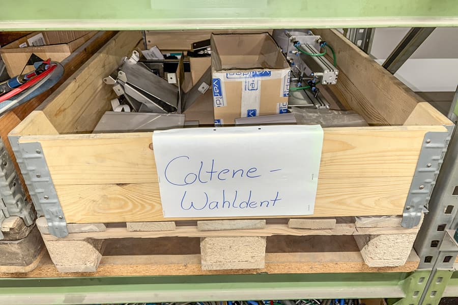 Palette mit Ersatz-Teilen