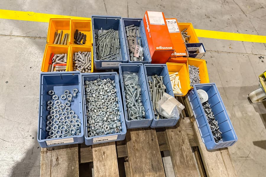 Palette mit Befestigungsmaterial