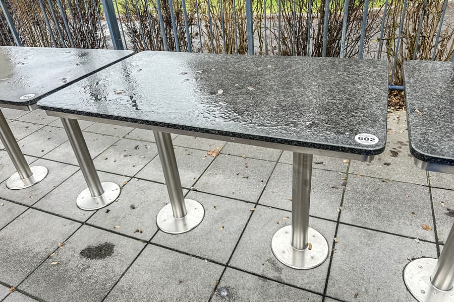 Bistrotisch mit Steinplatte, bodenverschraubt