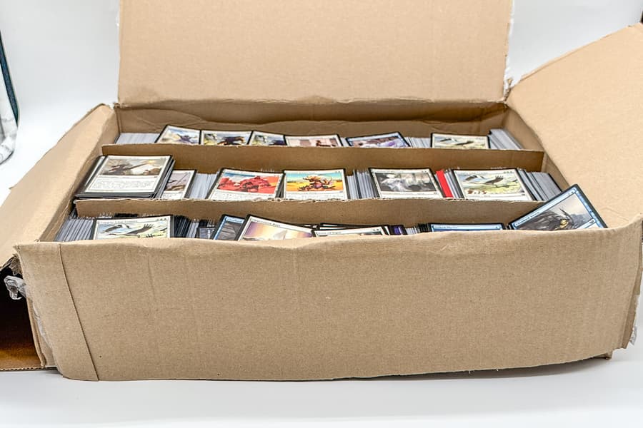 Karton mit Spielkarten Magic - The Gathering