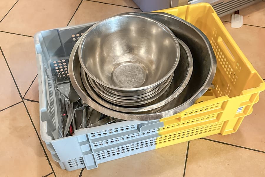 Kiste mit Küchenutensilien