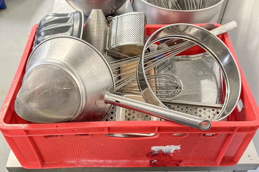 Kiste mit Küchenutensilien