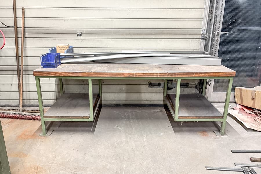 Werkbank mit Inhalt: Verbindungs- und Befestigungsmaterialien