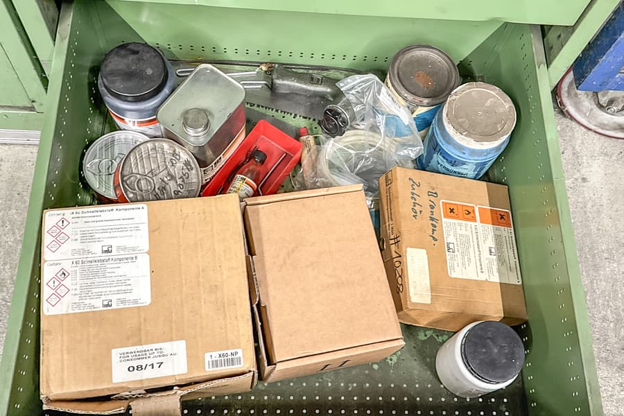 Schubladeninhalt: Gießharz