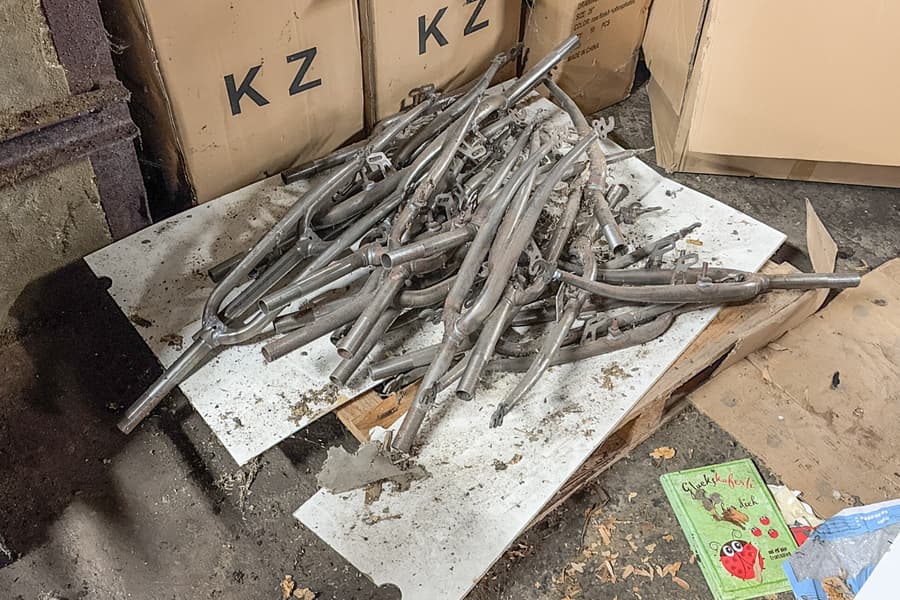 Palette mit Fahrradgabeln