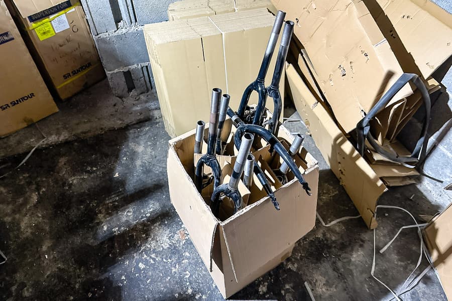 Karton mit Fahrradgabeln