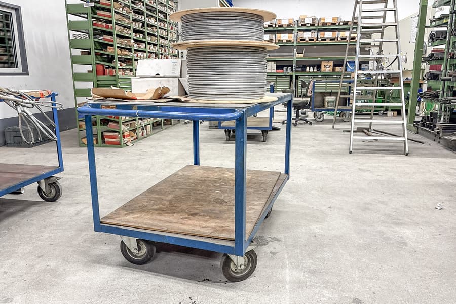 Rollwagen mit Inhalt