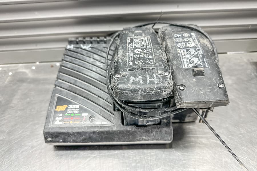 Ladegerät Spit 328 und 2 Akkus