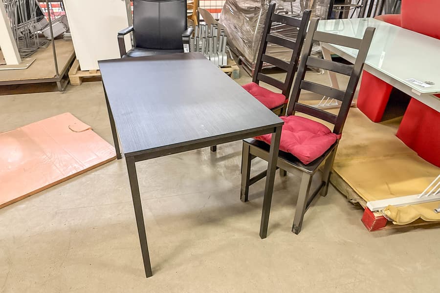 Tisch mit 2 Stühlen