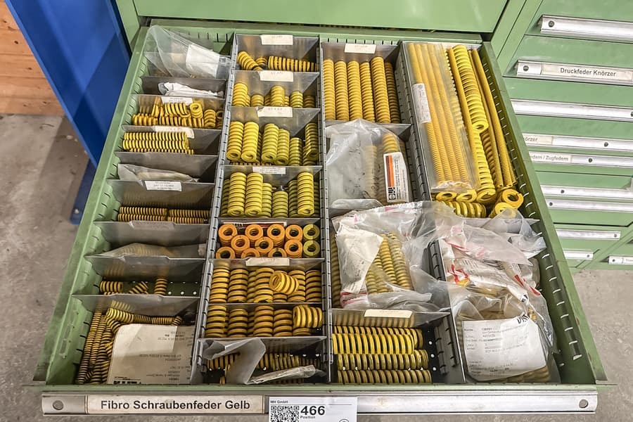 Inhalt von 2 Schubladen: Schraubenfedern Fibro