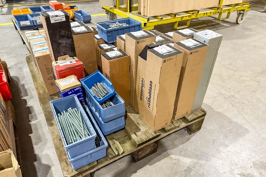 Palette mit Befestigungsmaterial