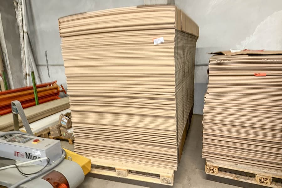 Palette mit Kartonagen