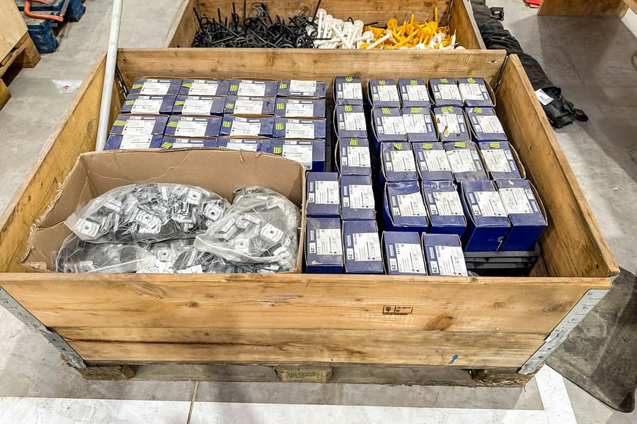 Palette mit Befestigungsmaterial