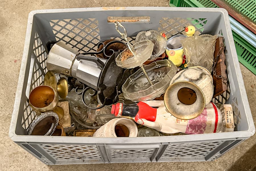 Kiste mit Sammlerobjekten