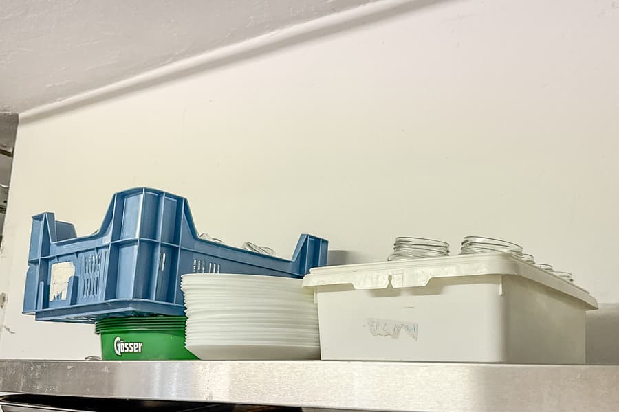 Regalabschnitt: Küchenutensilien