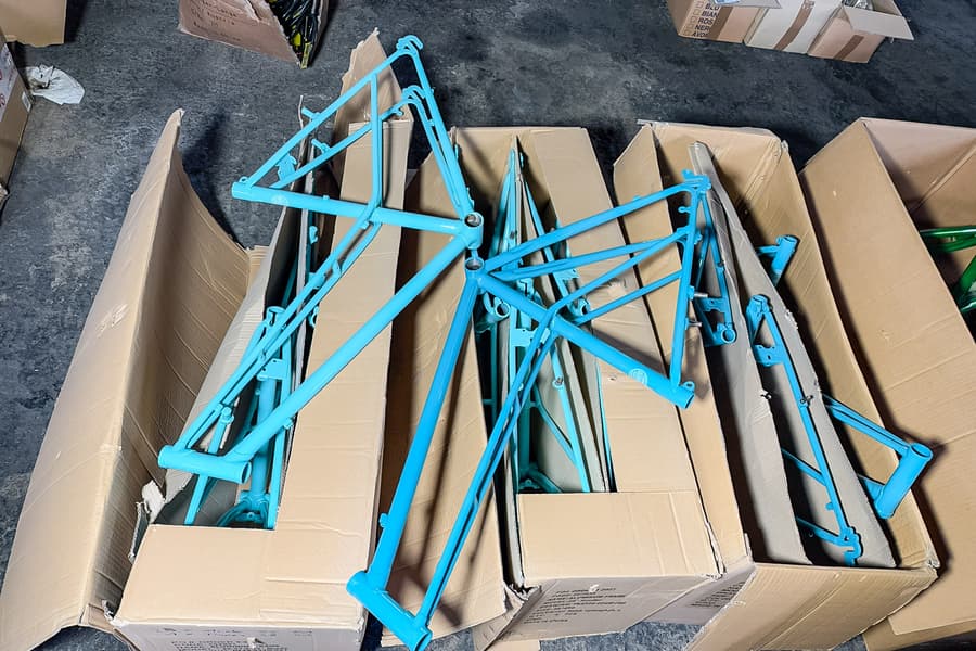 3 Kartons mit Fahrradrahmen