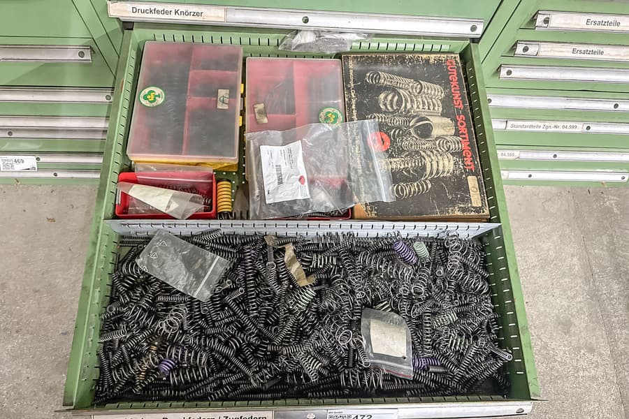 Schubladeninhalt: Druck- und Zugfeder