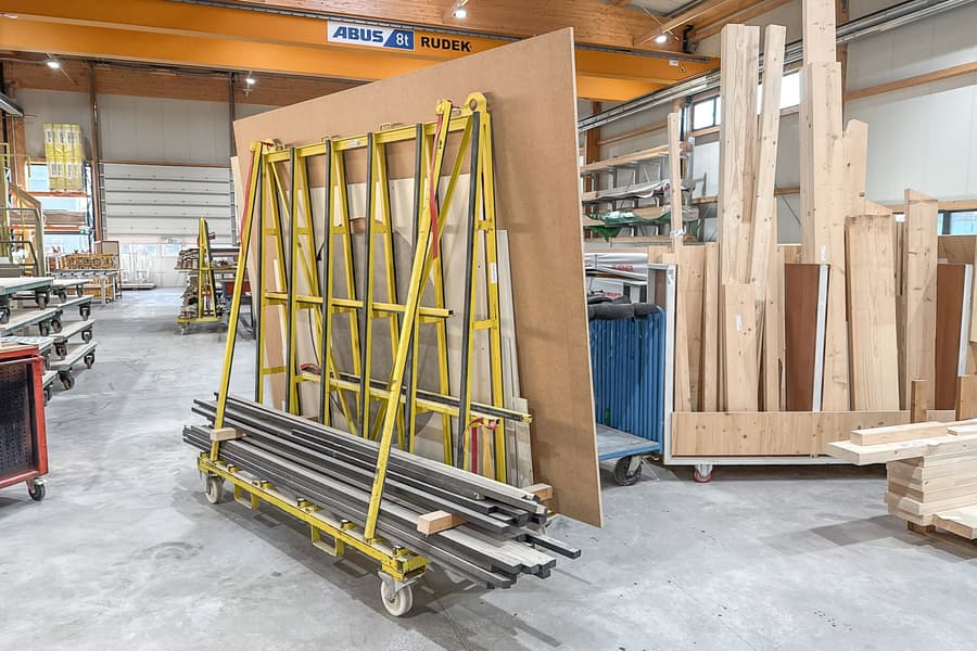 Transportwageninhalt: Holzleisten und Transportplatten