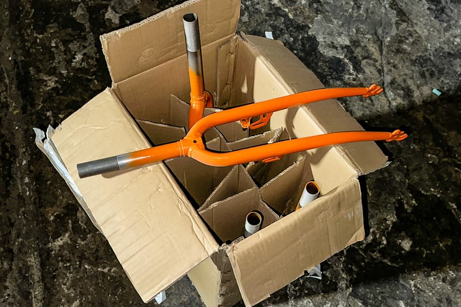 Karton mit Fahrradgabeln