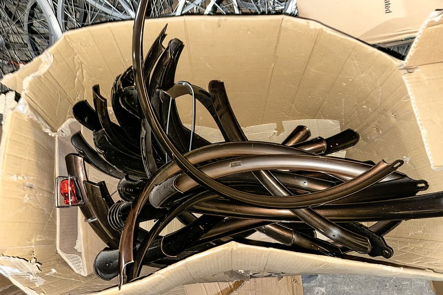 Karton mit Schutzblechen