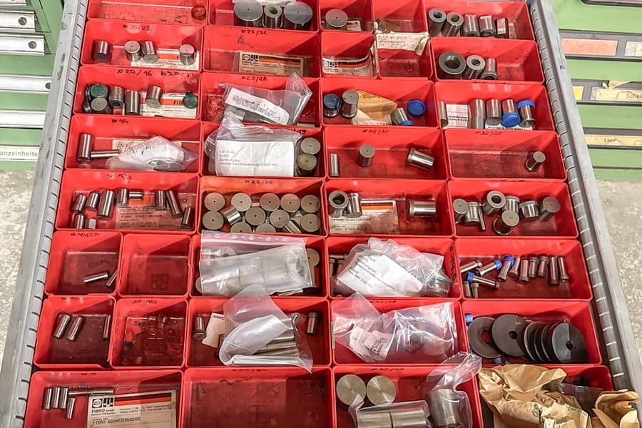 Schubladeninhalt: Schneidbuchsen