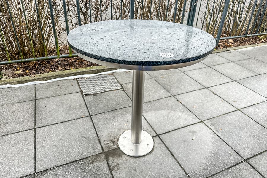 Bistrotisch mit Steinplatte, bodenverschraubt