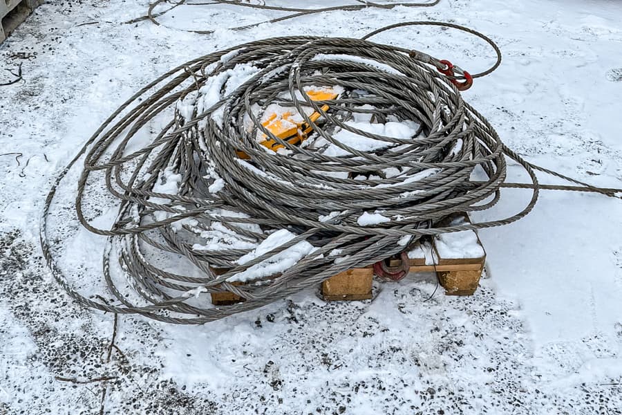 Palette mit Stahlseilen und Flaschenzug