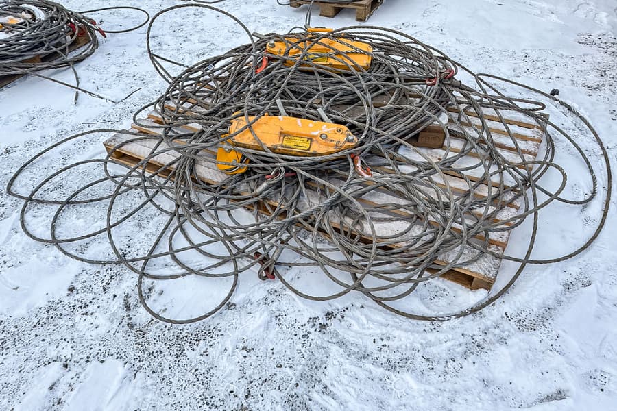 Palette mit Stahlseilen und Flaschenzügen