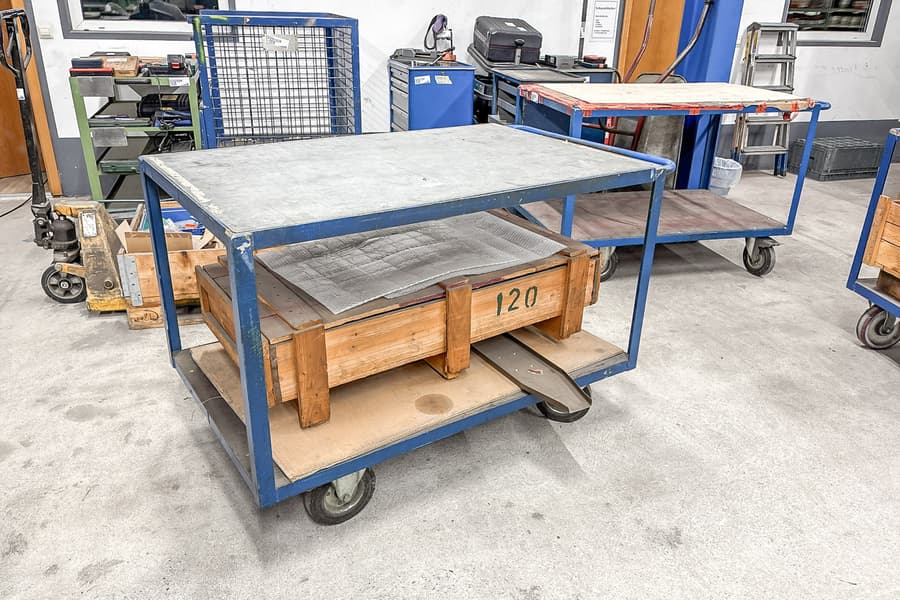 Rollwagen mit diversem Inhalt