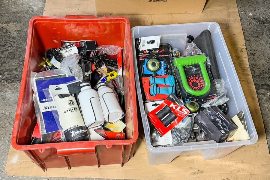 2 Kisten Fahrradzubehör
