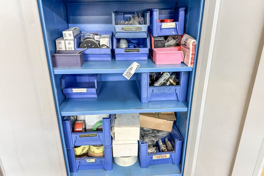 Inhalt von 3 Schrankebenen: Ersatzteile