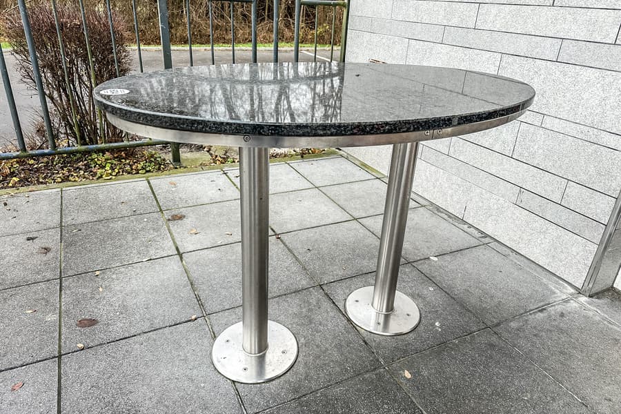 Bistrotisch mit Steinplatte, bodenverschraubt