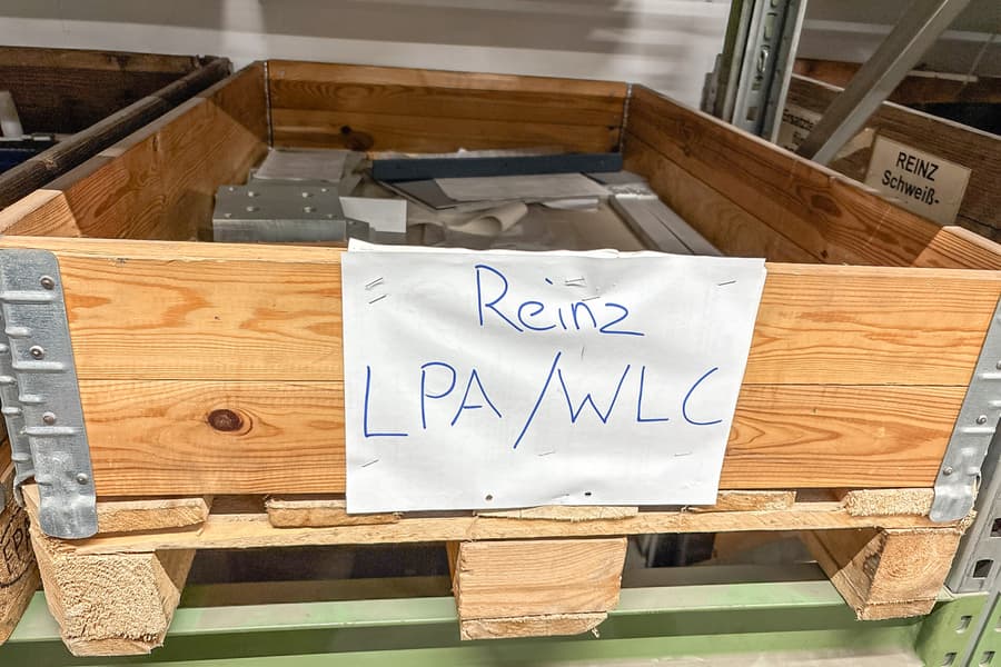 Palette mit Ersatz-Teilen