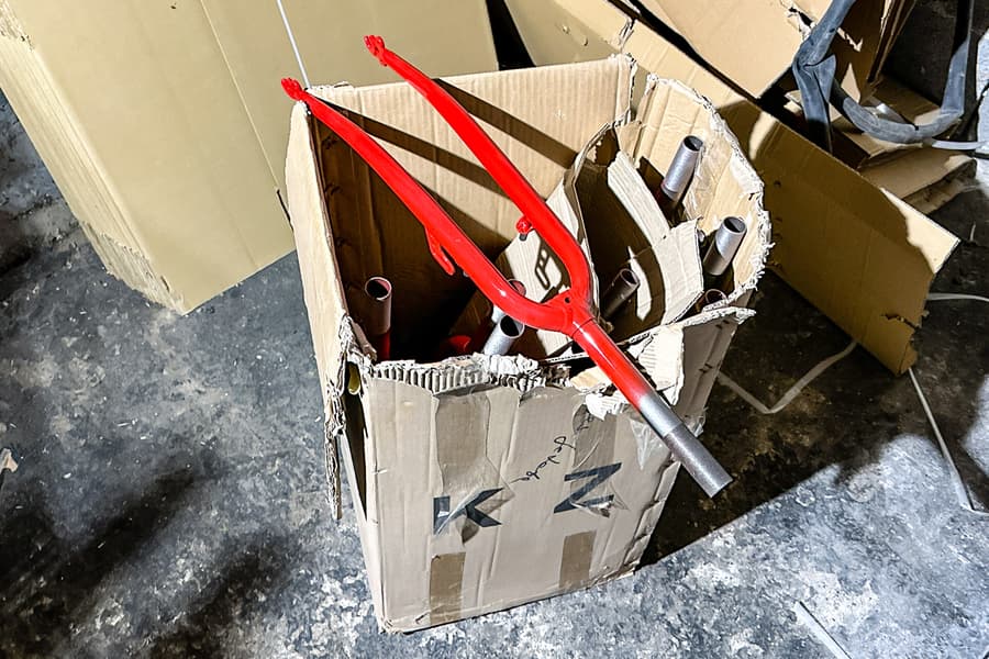 Karton mit Fahrradgabeln