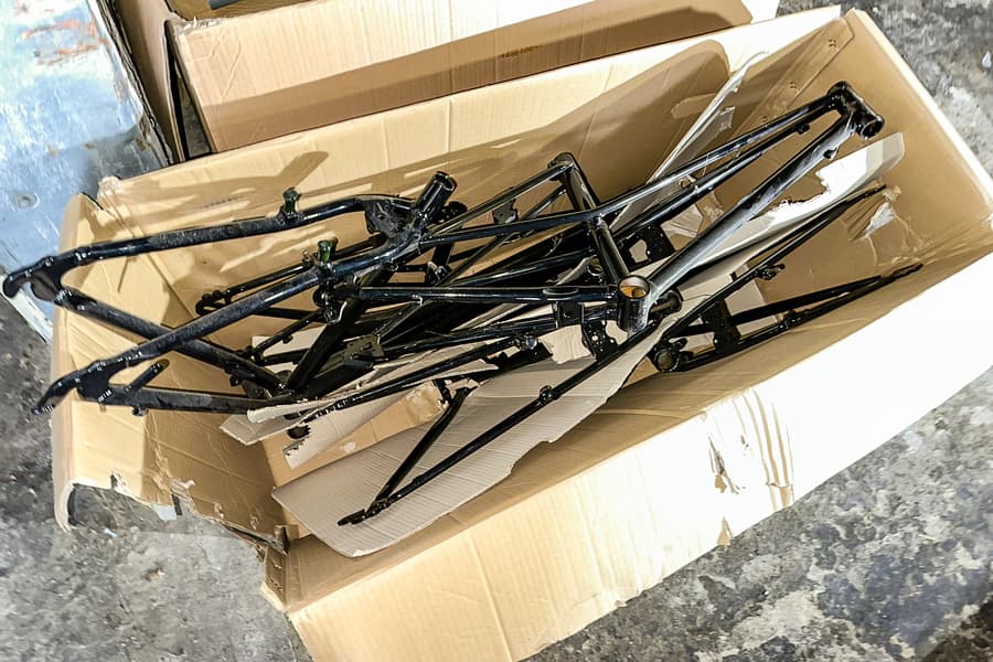 Karton mit Fahrradrahmen