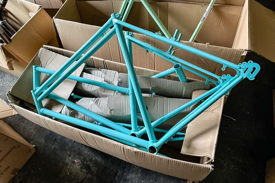 Karton mit 6 Fahrradrahmen