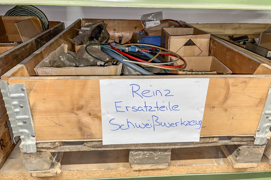 Palette mit Ersatz-Teilen