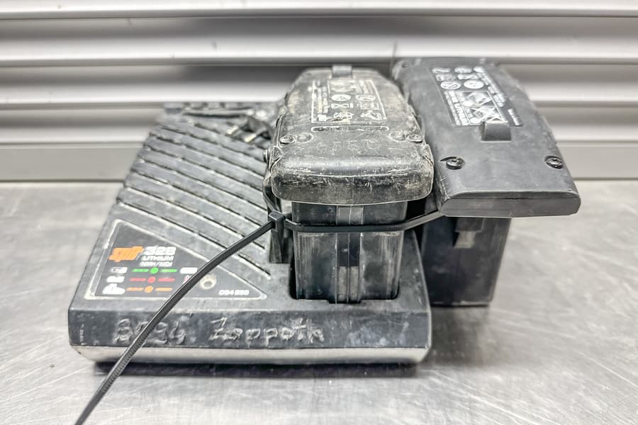 Ladegerät Spit 328 und 2 Akkus